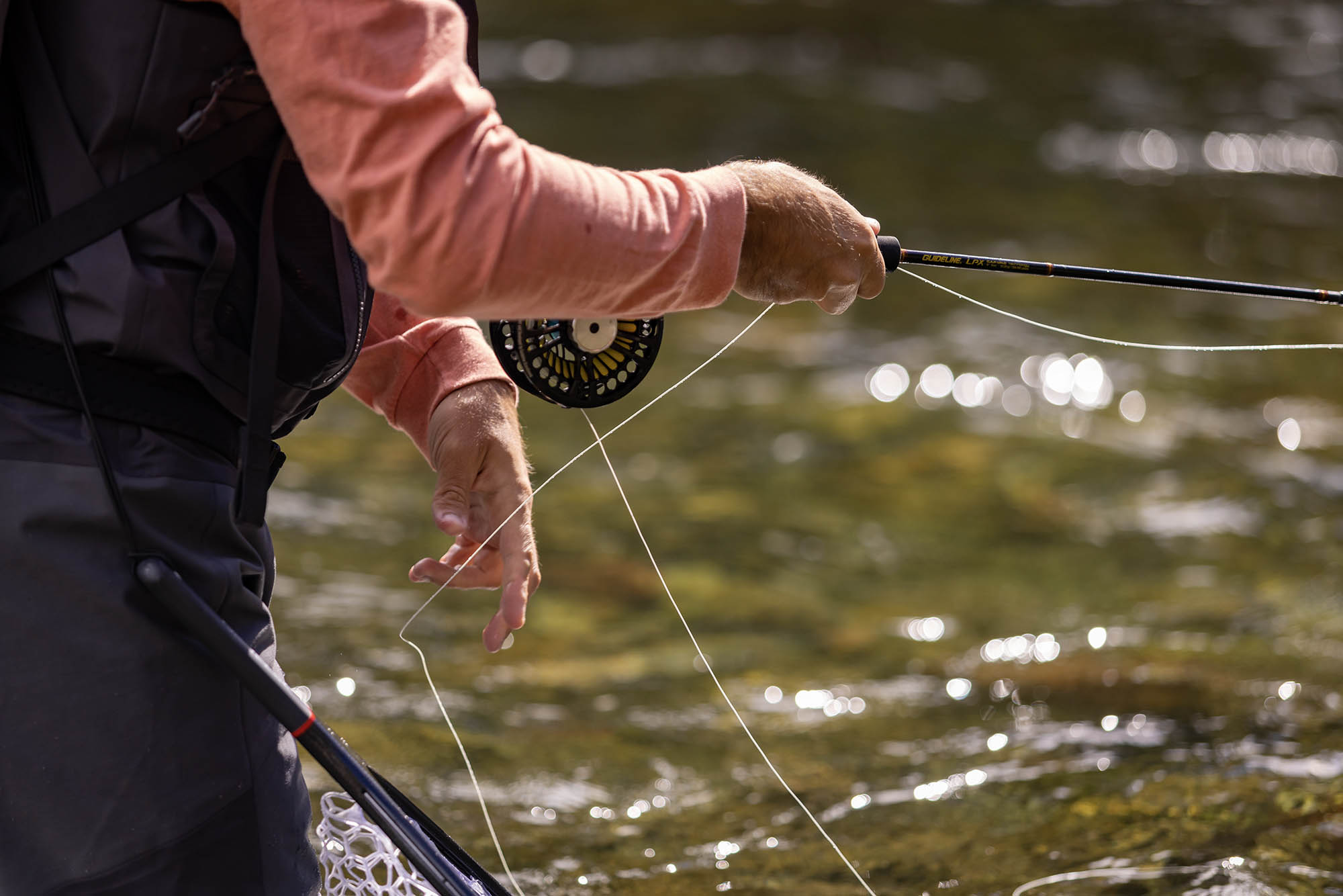 Pie de foto y alt: Pescador recogiendo su línea